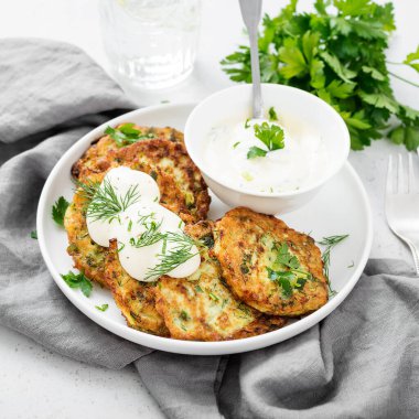 Kabaklı börek ya da yoğurt soslu krep..