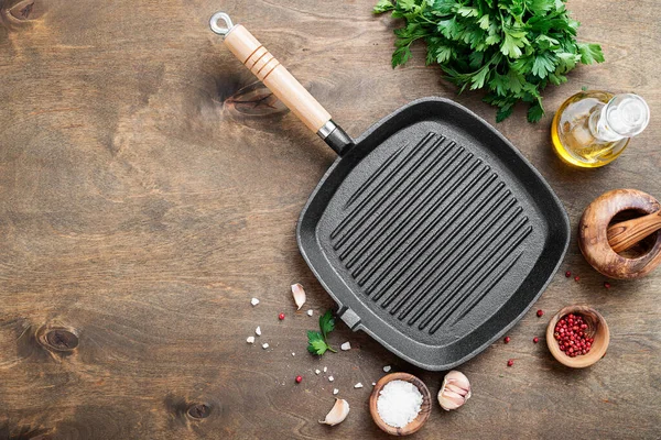 Leere Gusseiserne Grillpfanne Mit Zutaten Zum Kochen Auf Hölzernem Hintergrund — Stockfoto