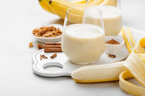 Bananen Smoothie Glas Mit Müsli Und Zimt Zum Gesunden Frühstück — Stockfoto