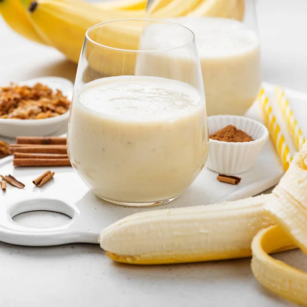 Bananen Smoothie Glas Mit Müsli Und Zimt Zum Gesunden Frühstück — Stockfoto