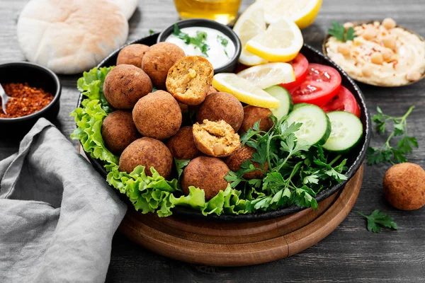 Frische Vegetarische Falafel Mit Hummus Fladenbrot Und Frischem Gemüse — Stockfoto