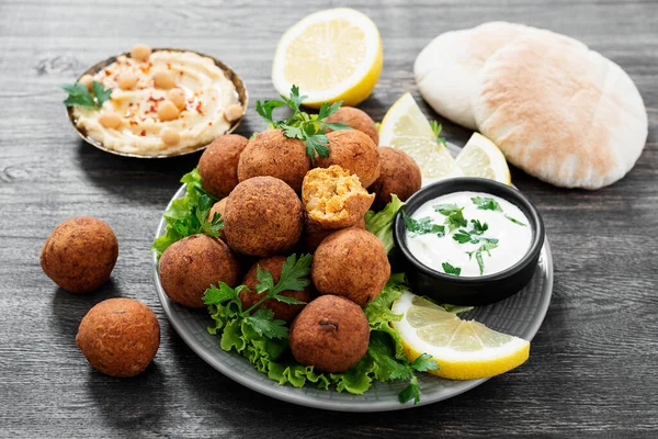 Färsk Vegetarisk Falafel Serverad Med Hummus Vitabröd Och Färska Grönsaker — Stockfoto