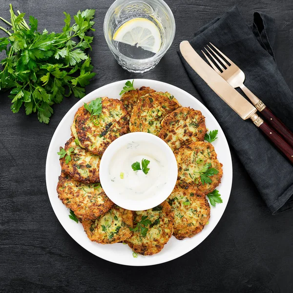 Beignets Courgettes Crêpes Avec Vinaigrette Yaourt Aux Herbes Fraîches — Photo