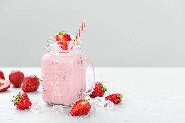 Çilekli buzlu içecek ya da mason kavanozunda milkshake. .