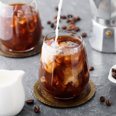 Yaz içeceği buzlu kahve ya da sütlü kahve ve kahve çekirdekli latte..