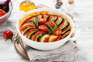 Ratatouille 'de. Geleneksel Fransız yaz sebzeleri güveci. Ratatouille güveci.