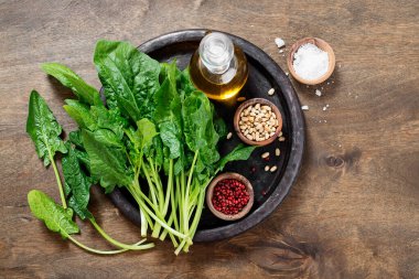 Haşlanmış ıspanak için malzemeler .