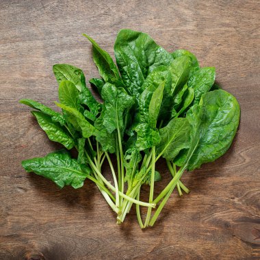 Tahta masadaki ıspanak yaprakları..