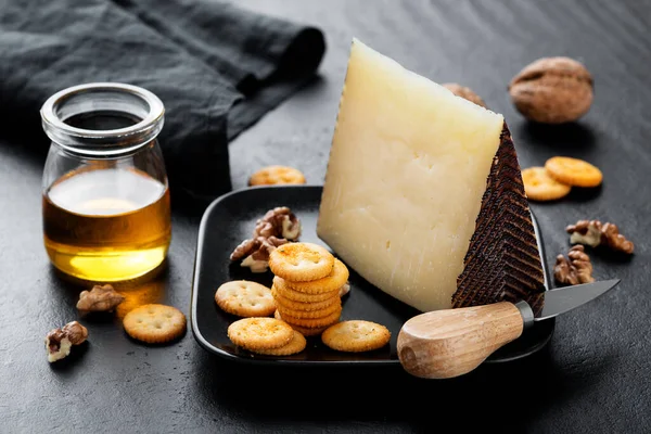 Manchego Kaas Met Noten Honing Crackers Zwarte Achtergrond — Stockfoto