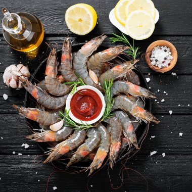 Çiğ taze karides (karides) ve limon ve taze otlar.