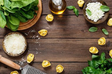 Tahta arka planda ıspanaklı ve ricottalı Ravioli.