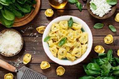 Tahta arka planda ıspanaklı ve ricottalı Ravioli.