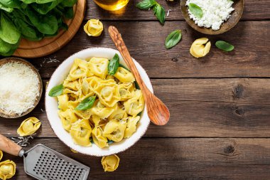 Tahta arka planda ıspanaklı ve ricottalı Ravioli.