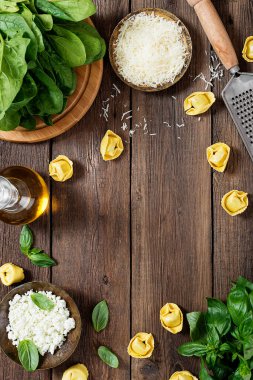 Tahta arka planda ıspanaklı ve ricottalı Ravioli.