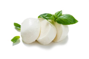 Beyaz arka planda geleneksel İtalyan Mozzarella peyniri ve fesleğeni .