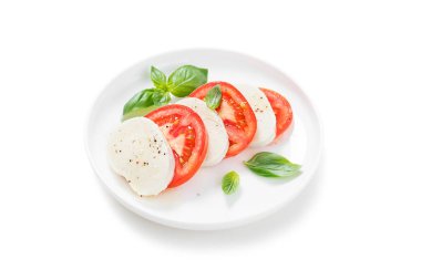 Taze domatesli Caprese salatası, mozzarella peyniri ve fesleğen..