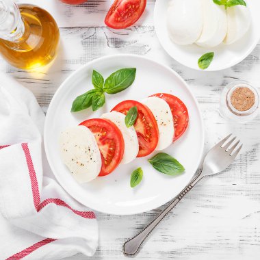Taze domatesli Caprese salatası, mozzarella peyniri ve fesleğen..