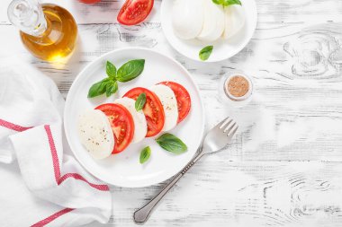 Taze domatesli Caprese salatası, mozzarella peyniri ve fesleğen..