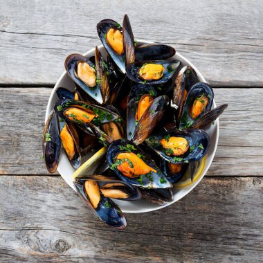 Maydanoz soslu ve limonlu lezzetli deniz ürünleri midyeleri..