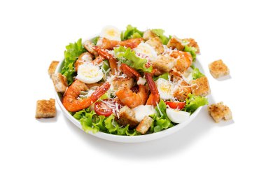 Beyaz arka planda karidesli Sezar Salatası .