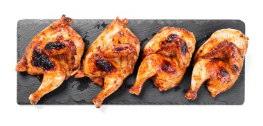 Limon dilimleri, barbekü sosu ve biberiyeyle servis edilen iştah açıcı, sulu, altın kahverengi kabuklu tavuk. beyaz arkaplanda izole