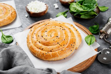 Ispanak ve ricotta ile puf böreği..