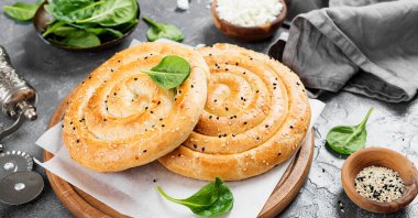Ispanak ve ricotta ile puf böreği..