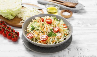 Havuçlu ve yeşillikli taze lahana salatası..