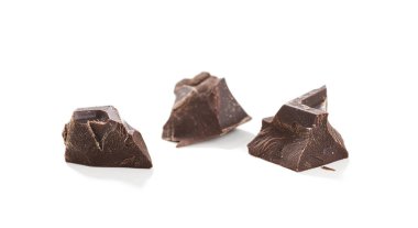 Beyaz arka planda izole edilmiş çikolata parçaları .