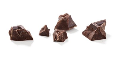 Beyaz arka planda izole edilmiş çikolata parçaları .