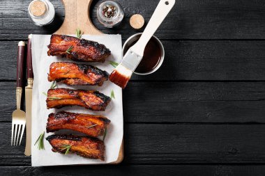 bbq soslu domuz kaburgası ve balda karamelize edilmiş..