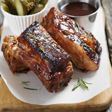 bbq soslu domuz kaburgası ve balda karamelize edilmiş..