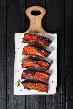 bbq soslu domuz kaburgası ve balda karamelize edilmiş..