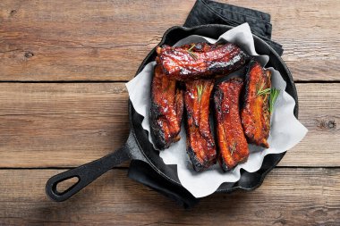 bbq soslu domuz kaburgası ve balda karamelize edilmiş..