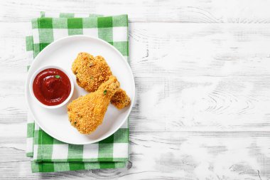 Tahta masada kızarmış tavuk budu..