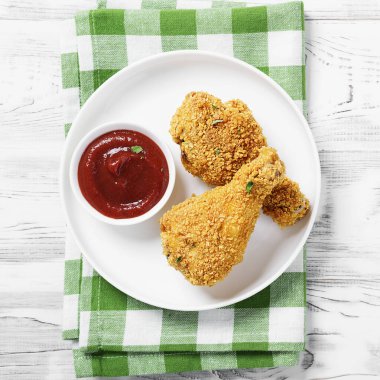 Tahta masada kızarmış tavuk budu..