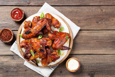 Soslu kızarmış tavuk kanadı..