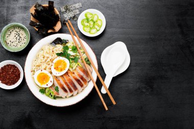 Geleneksel Japon çorbası, et suyu, Asya eriştesi, dilimlenmiş domuz eti ve yumurta. Asya tarzı yemekler..