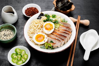 Geleneksel Japon çorbası, et suyu, Asya eriştesi, dilimlenmiş domuz eti ve yumurta. Asya tarzı yemekler..