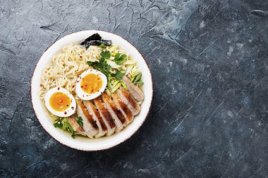 Geleneksel Japon çorbası, et suyu, Asya eriştesi, dilimlenmiş domuz eti ve yumurta. Asya tarzı yemekler..