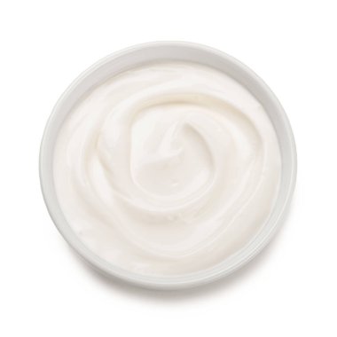 Beyaz arkaplanda bir kase yoğurt izole edilmiş. .