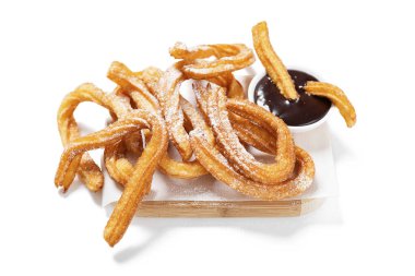 Beyaz arka planda izole edilmiş şeker ve çikolata soslu Churros..