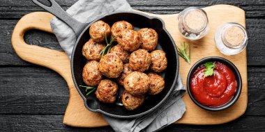 Tavada domates sosuyla servis edilen köfteler. .