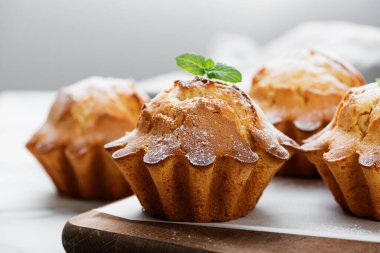 Taze ev yapımı, pudra şekerli vanilyalı kekler..