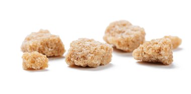 Esmer şeker beyaz arkaplanda izole.