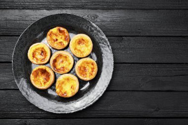 Yumurtalı tart, geleneksel Portekiz tatlısı, pastel de nata..