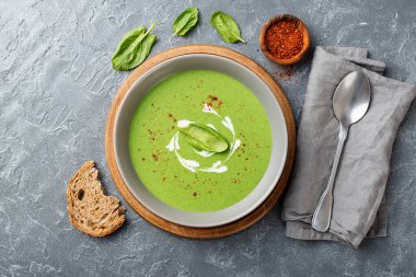 Yeşil kremalı ıspanak çorbası.