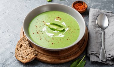Yeşil kremalı ıspanak çorbası.