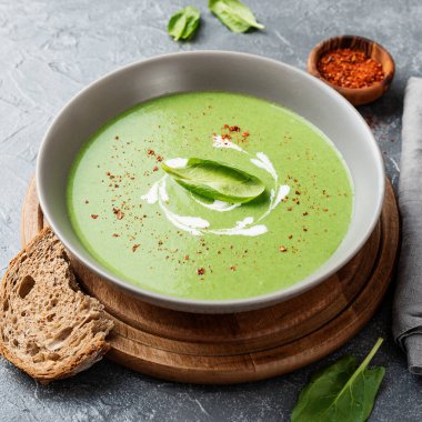 Yeşil kremalı ıspanak çorbası.