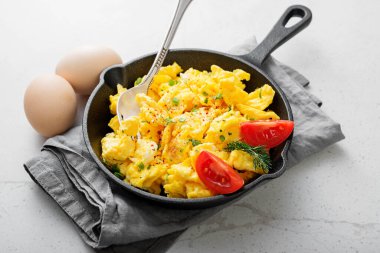 Gri taşlı arka planda çırpılmış yumurta..